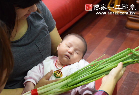 吳寶寶(台中北屯區到府嬰兒寶寶滿月剃頭理髮、免費到府嬰兒剃胎毛儀式吉祥話)。到府剃頭剃胎毛主持、專業拍照、DVD光碟、證書。★購買「臍帶章、肚臍章、胎毛筆刷印章」贈送：剃頭、收涎、抓周，三選一。2015.12.06 照片11
